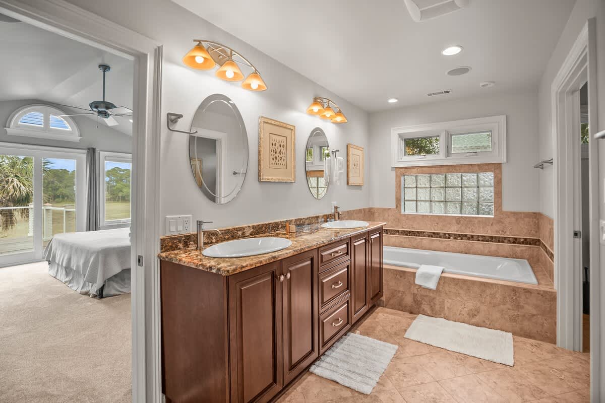 Full Bathroom, En Suite with Garden Tub and Walk-in Shower