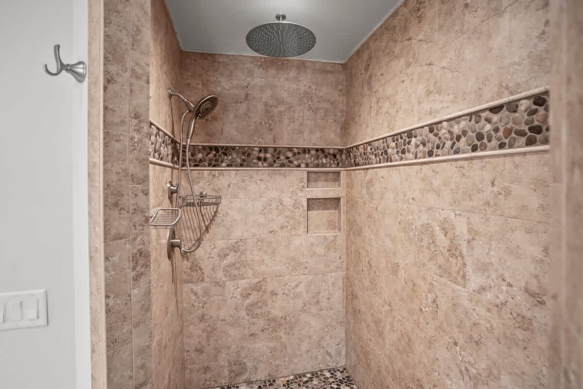 Full Bathroom, En Suite with Garden Tub and Walk-in Shower