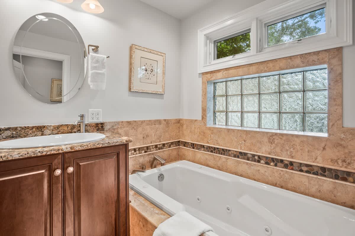 Full Bathroom, En Suite with Garden Tub and Walk-in Shower