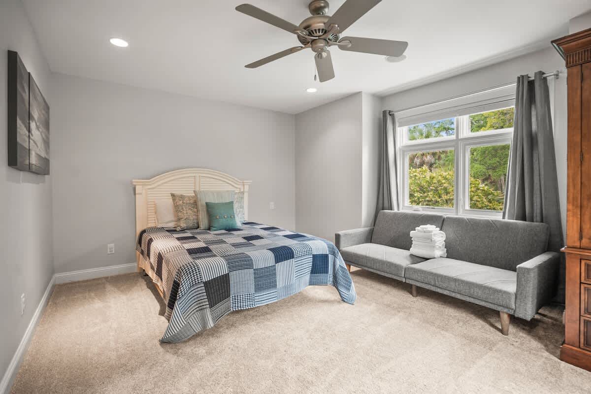 1st Level Guest Bedroom, 1 Queen Bed with Full En Suite Bathroom
