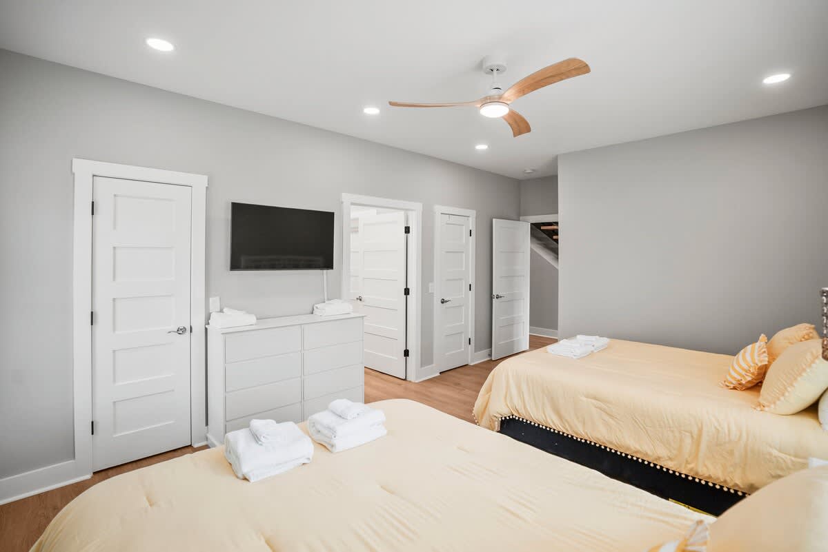 First floor guest bedroom with en suite bathroom