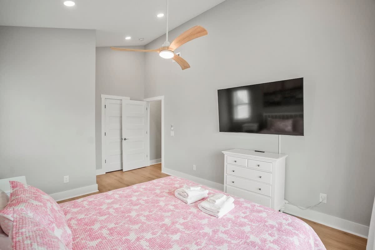 Second floor guest bedroom with en suite bathroom and balcony