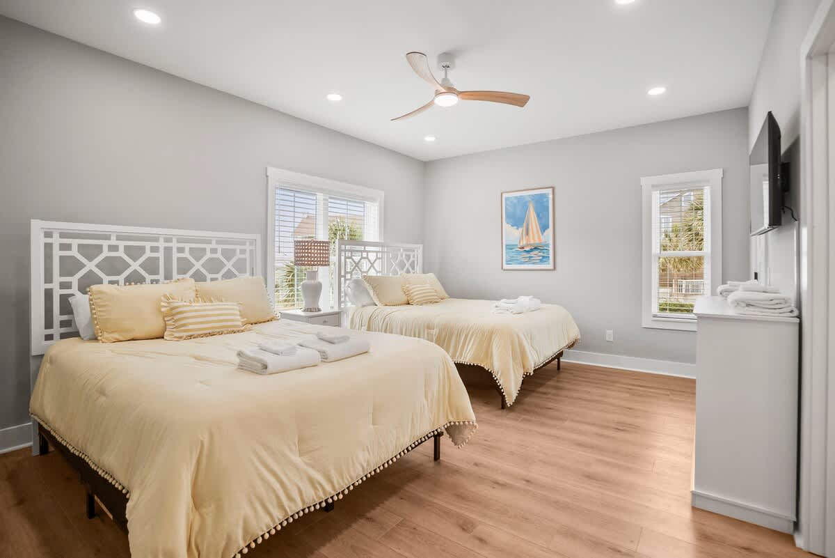 First floor guest bedroom with en suite bathroom