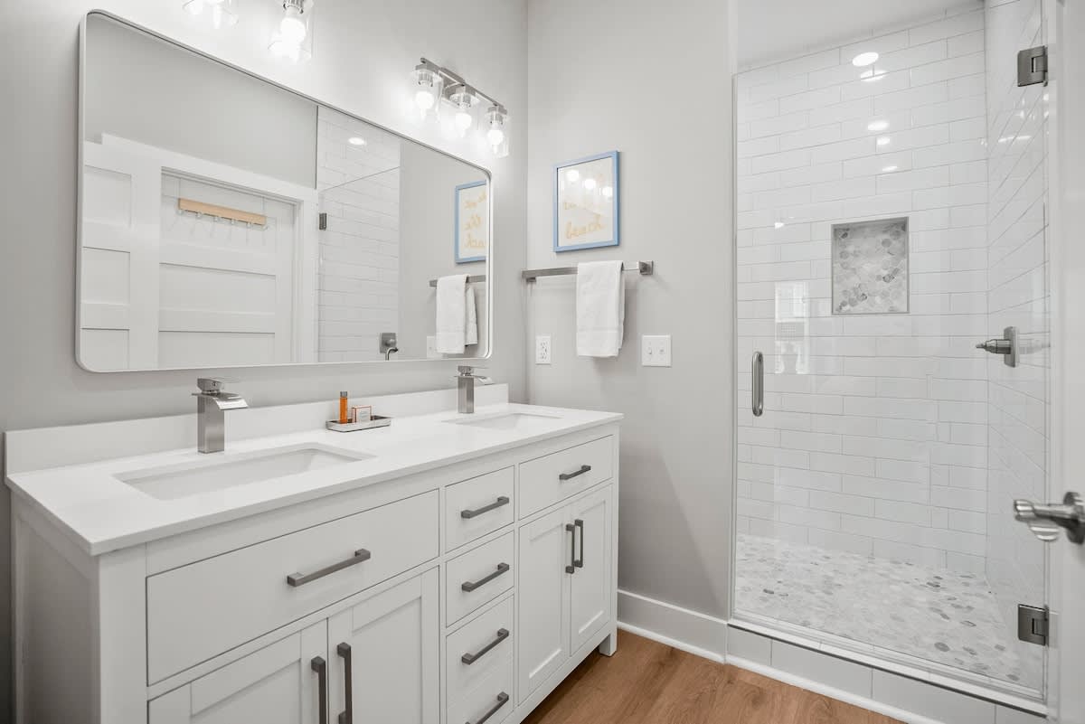 First floor guest bedroom with en suite bathroom