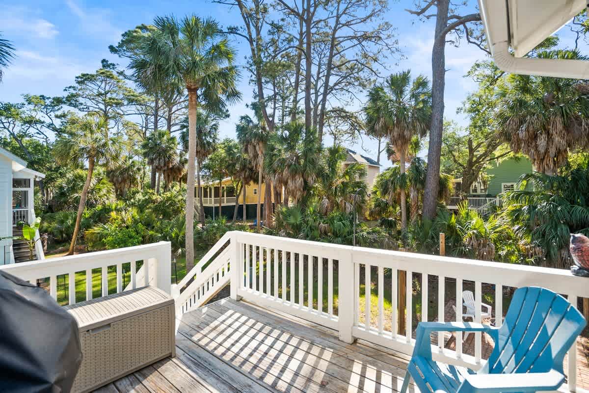 Lovely screened in porch and sundeck