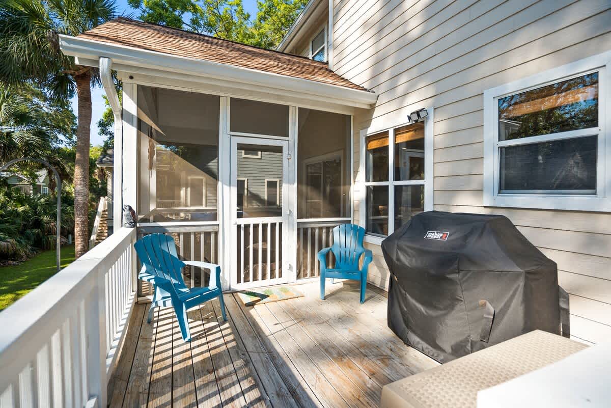 Lovely screened in porch and sundeck