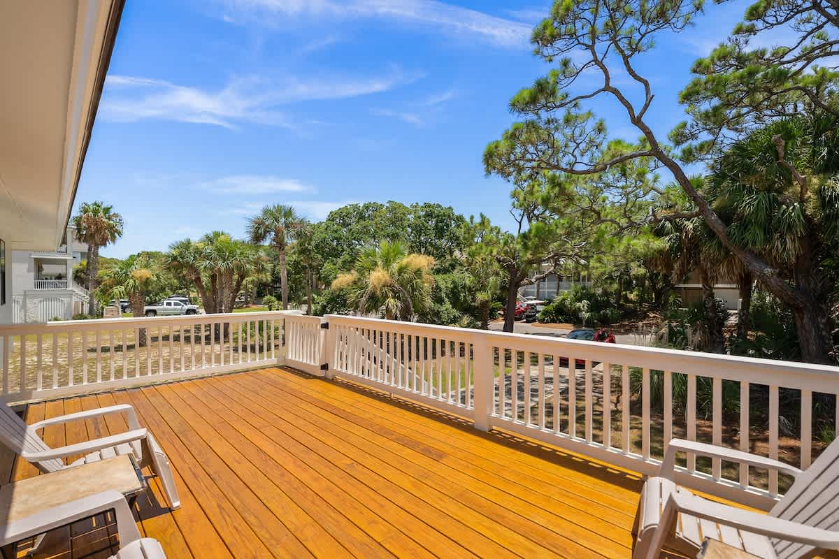 The beach is a five-minute walk from here. 