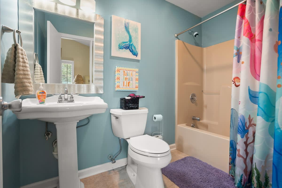 Upstairs Full Bathroom 