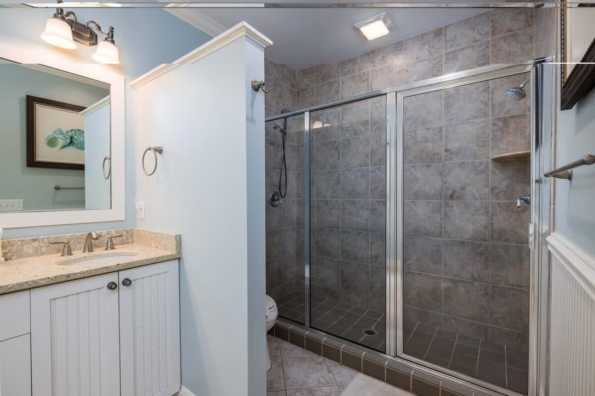 Guest en suite bathroom