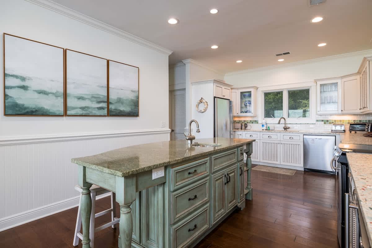 Spacious, well-equipped kitchen