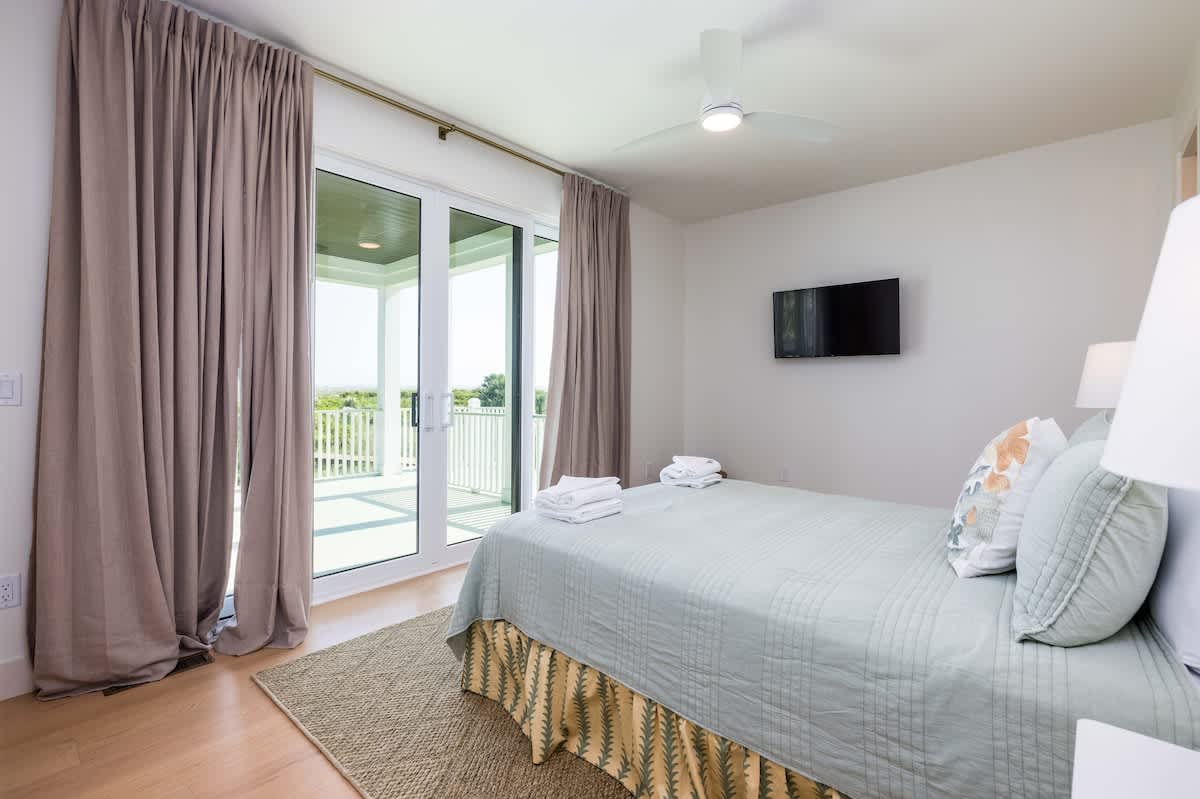 Queen Bedroom with En-Suite and Back Deck Access 