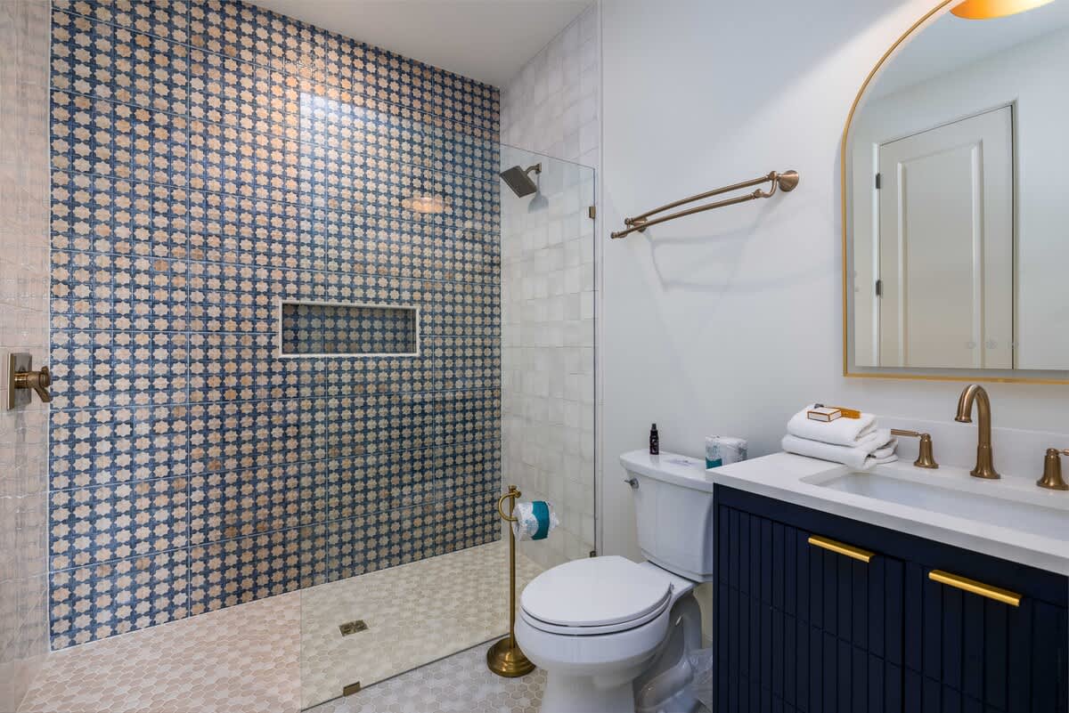 Guest Bedroom with En-Suite with Walk-In Shower 