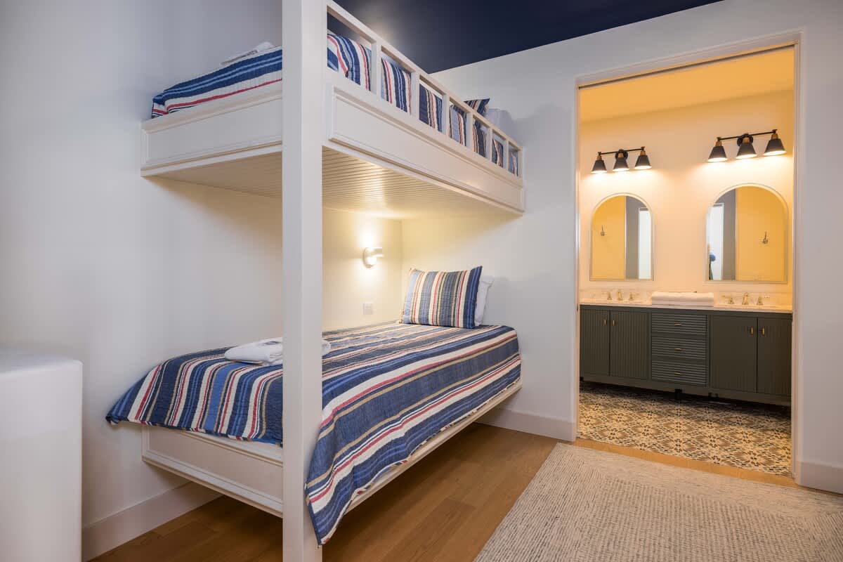 Built in Twin Bunk Beds (2 sets) with En-Suite 