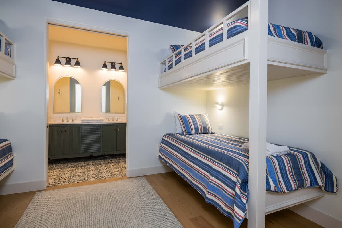 Built in Twin Bunk Beds (2 sets) with En-Suite 