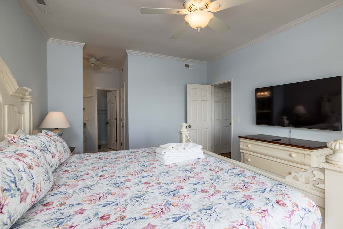 First floor primary bedroom and en suite bathroom