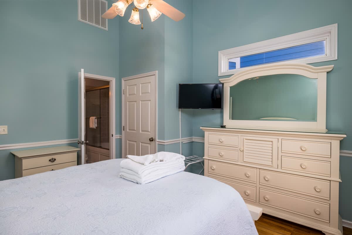 First floor guest bedroom with en suite bathroom