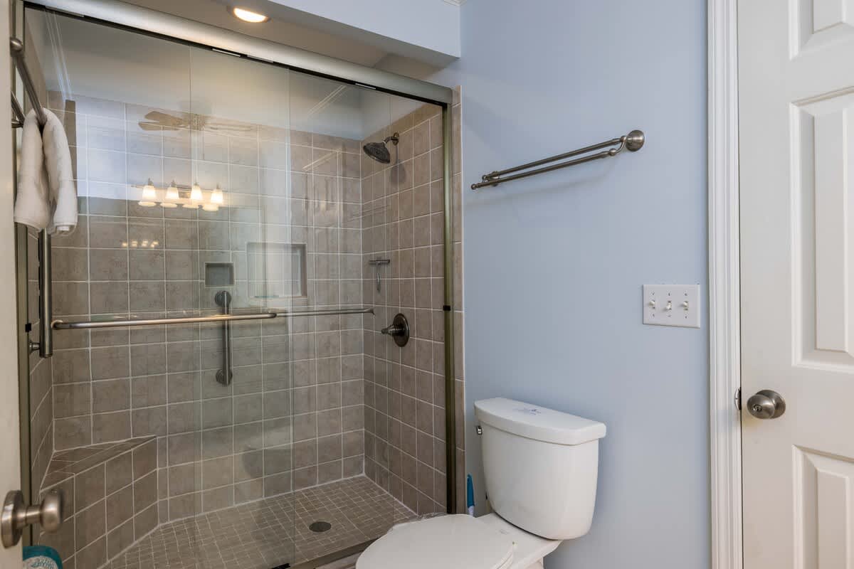 Second floor guest bedroom with en suite bathroom