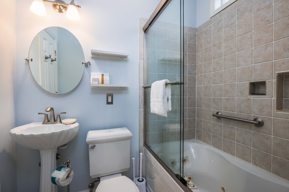 First floor guest bedroom with en suite bathroom