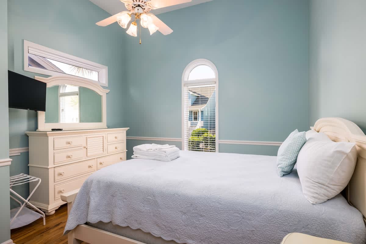 First floor guest bedroom with en suite bathroom