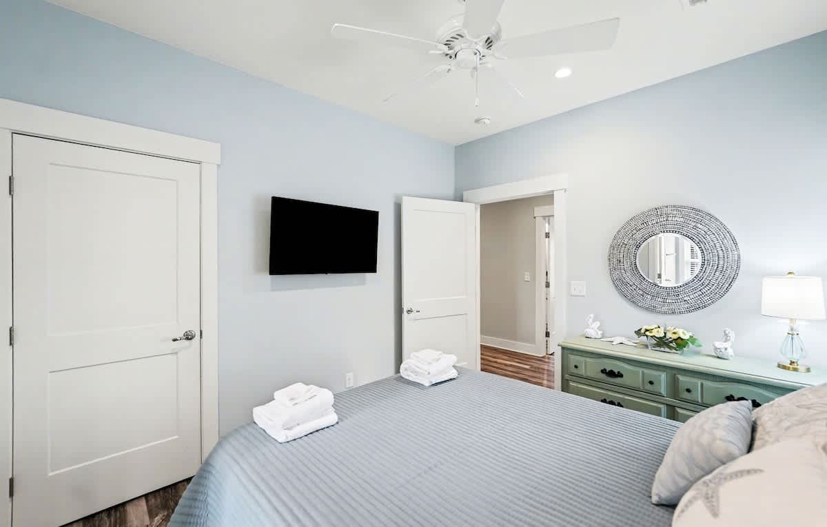 Guest Bedroom with Queen bed and En-Suite 