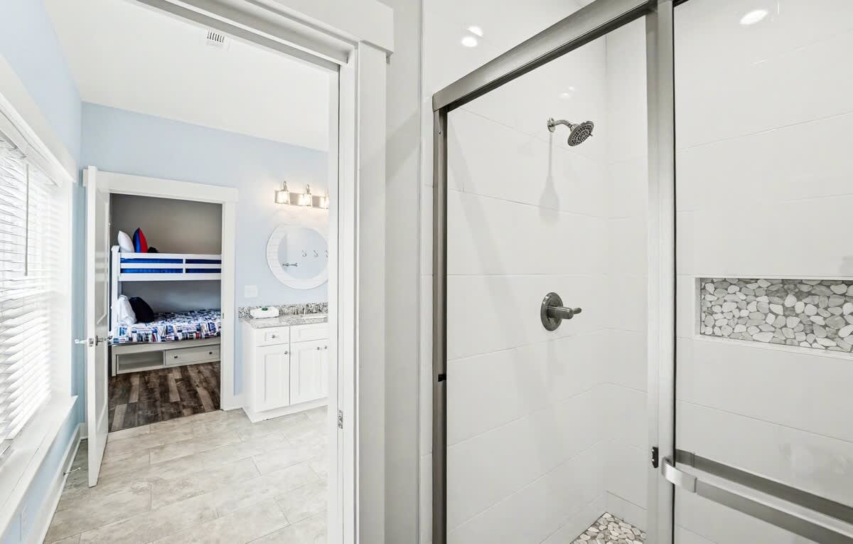 En-Suite in Guest Bedroom with Queen bed and 2 Bunk Beds