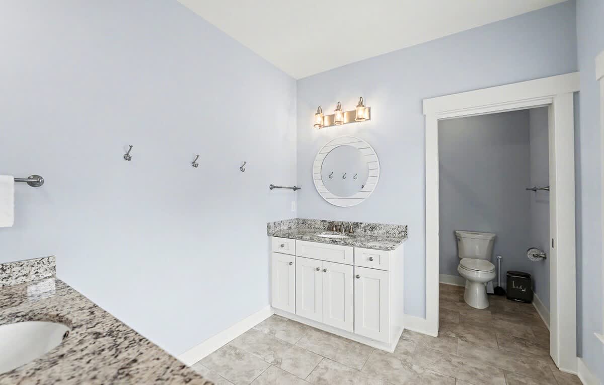 En-Suite in Guest Bedroom with Queen bed and 2 Bunk Beds