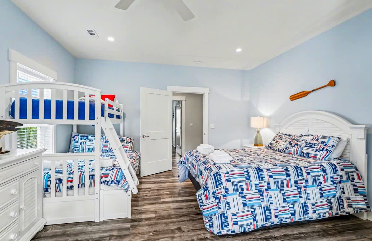 Guest Bedroom with Queen bed and 2 Bunk Beds (2 Twins over 2 Queens) and En-Suite 