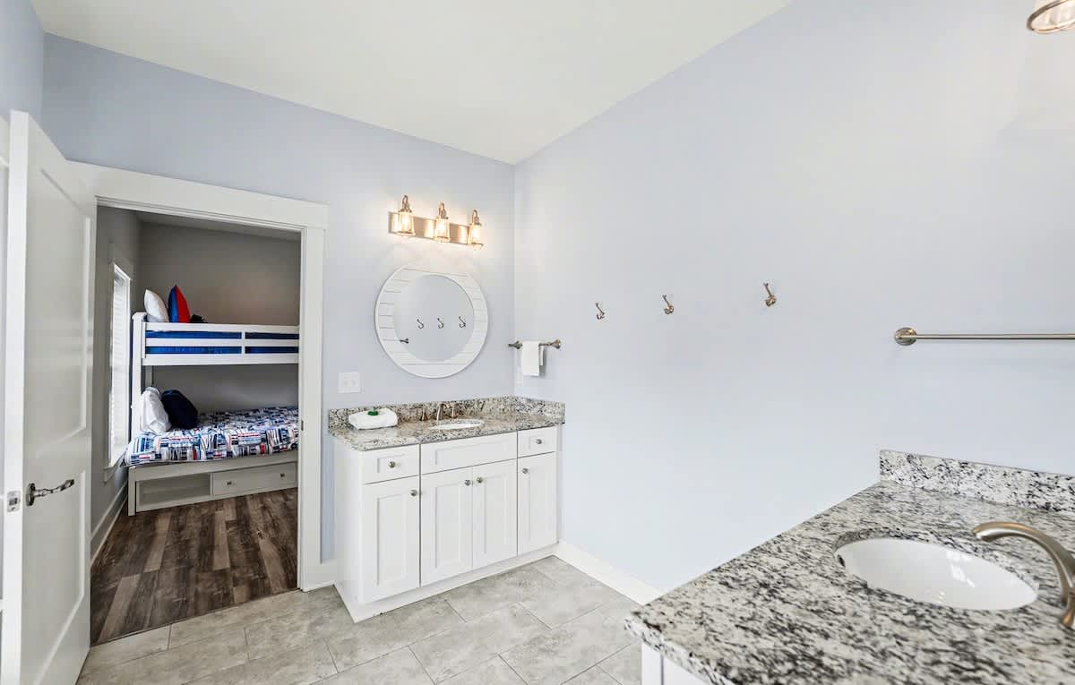 En-Suite in Guest Bedroom with Queen bed and 2 Bunk Beds