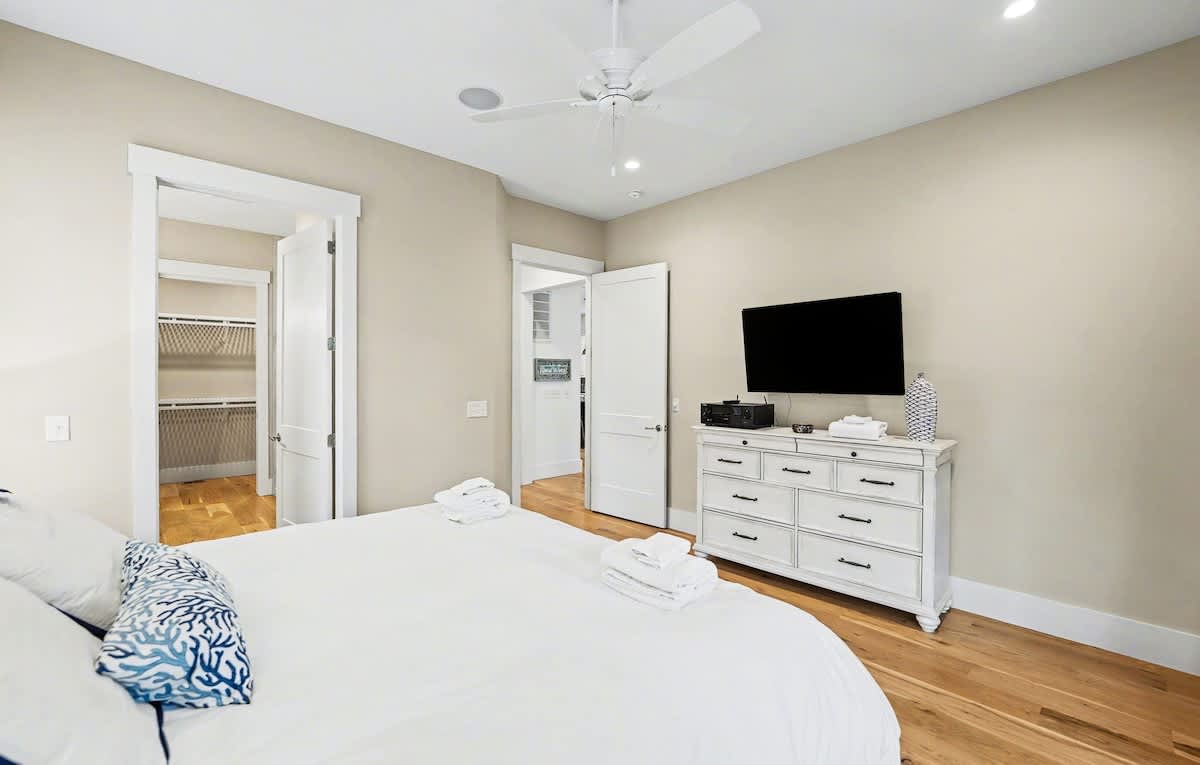 Primary Bedroom on First Floor with King Bed, En-Suite and Access to Back Deck 