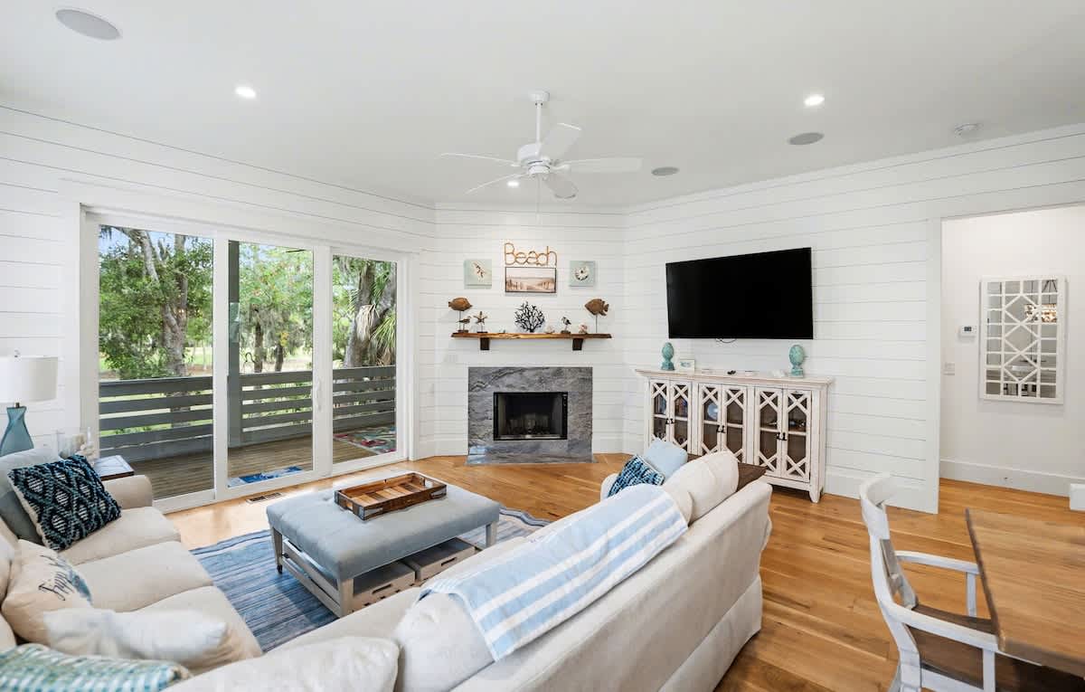 Living Room with Access to Back Deck 