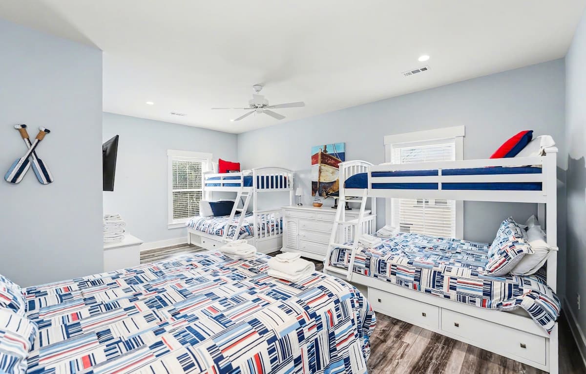 Guest Bedroom with Queen bed and 2 Bunk Beds (2 Twins over 2 Queens) and En-Suite 