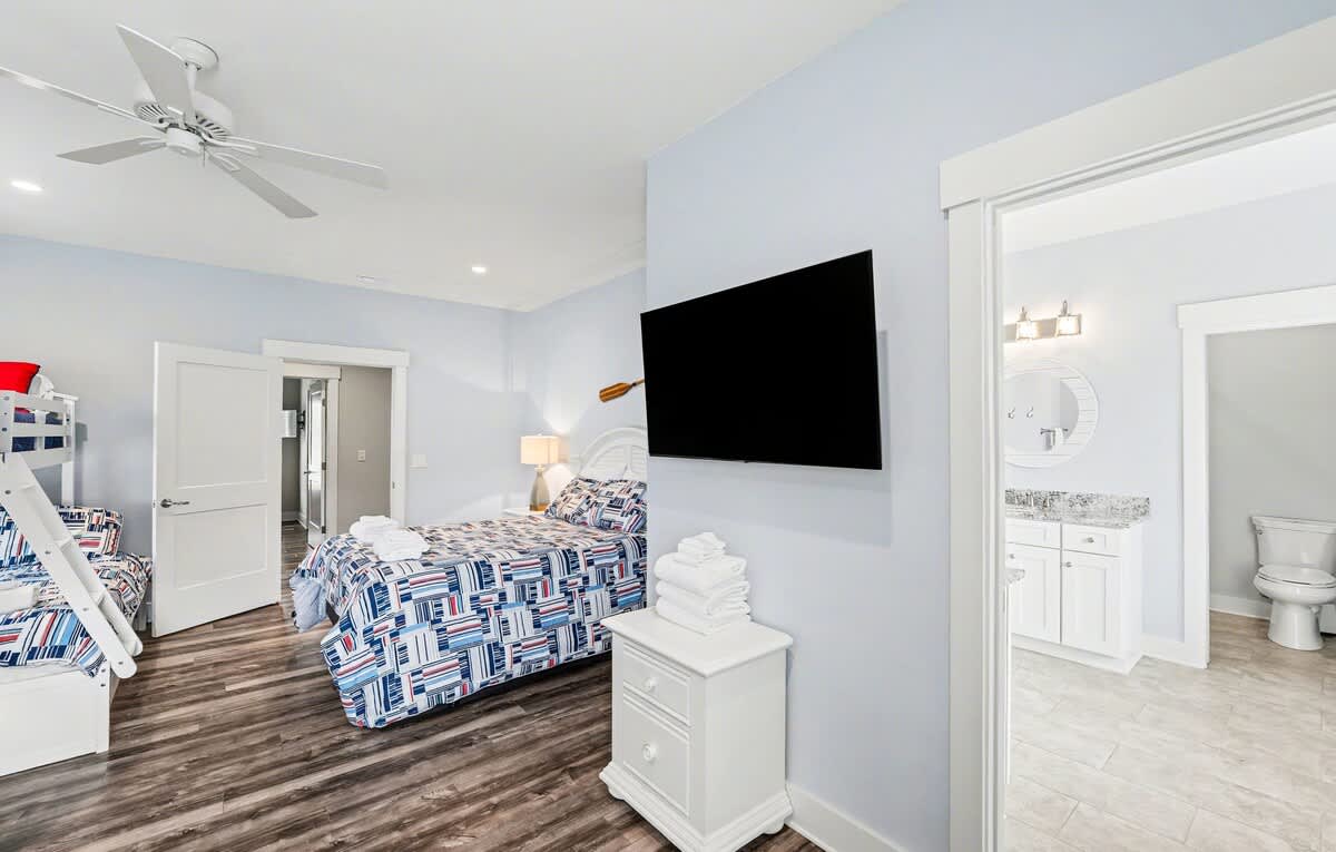 Guest Bedroom with Queen bed and 2 Bunk Beds (2 Twins over 2 Queens) and En-Suite 