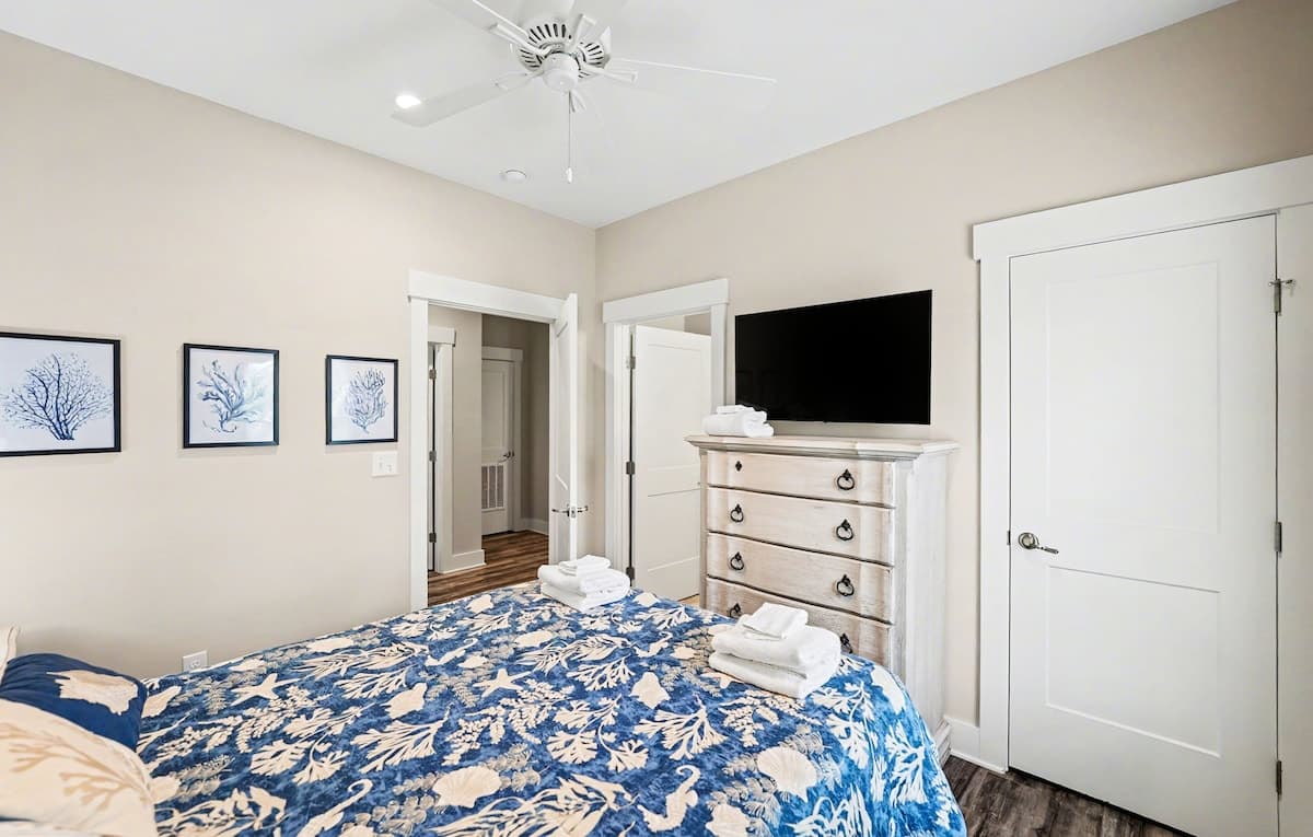 Guest Bedroom with Queen bed and Jack - and - Jill Ensuite 