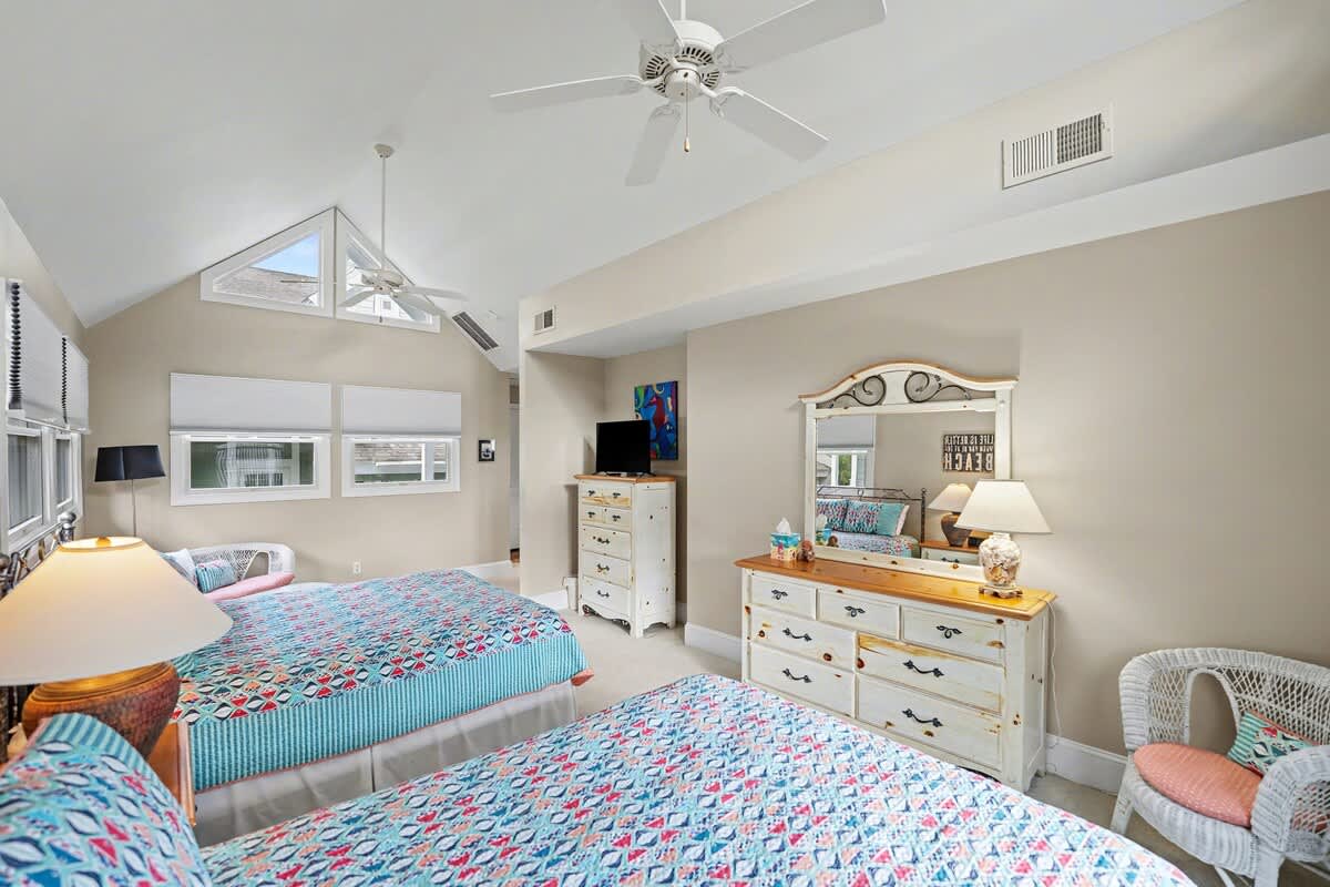 Apartment Above Garage with 2 Queen Beds and Full En Suite Bathroom