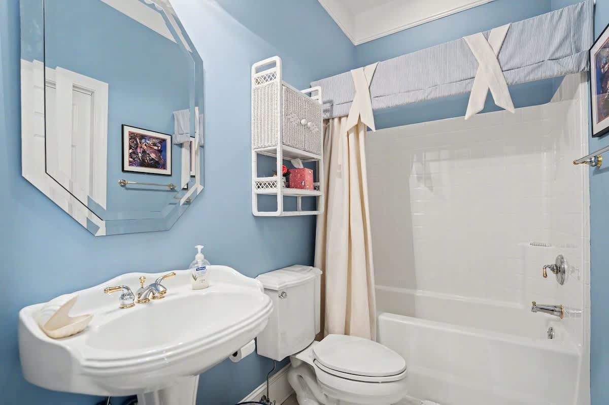 Hallway Full Bathroom En Suite to Guest Bedroom