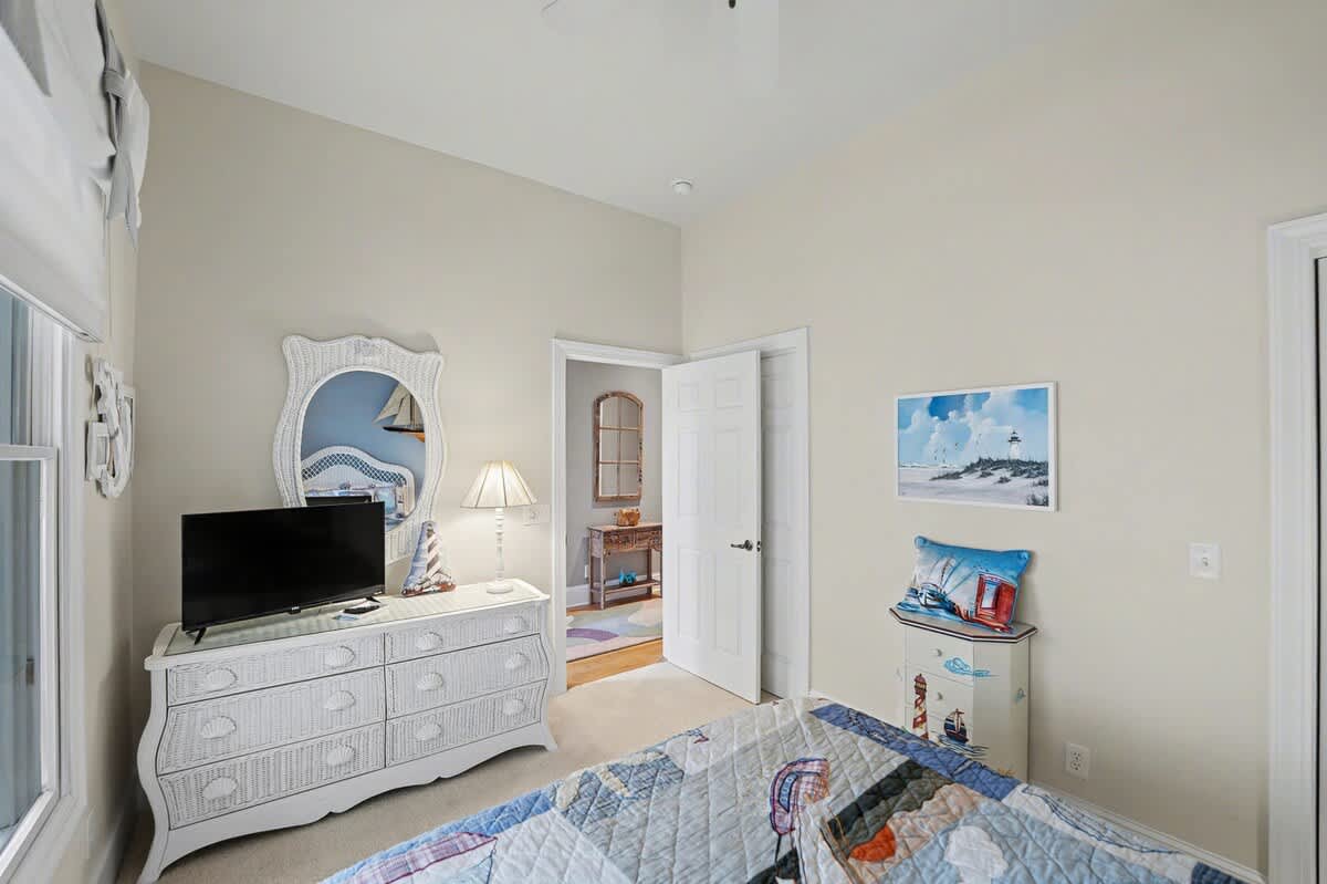 Guest Bedroom with Queen Bed and Full En Suite Bathroom