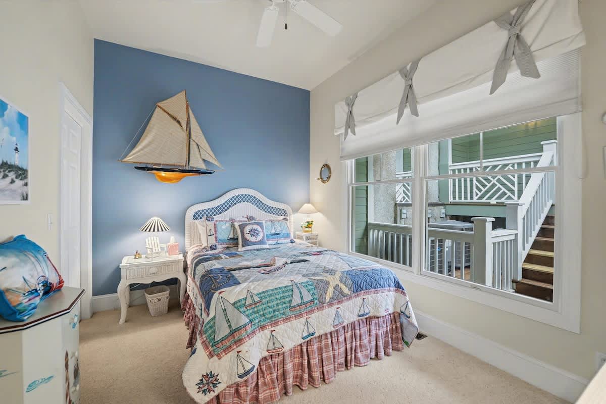 Guest Bedroom with Queen Bed and Full En Suite Bathroom