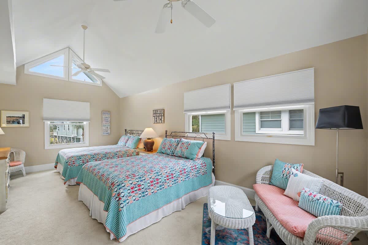 Apartment Above Garage with 2 Queen Beds and Full En Suite Bathroom