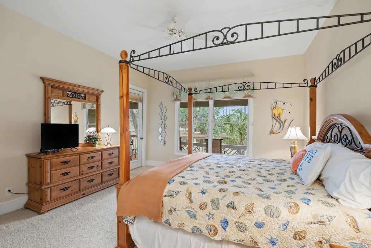 1st Level Primary Bedroom with King Bed and Full En Suite Bathroom