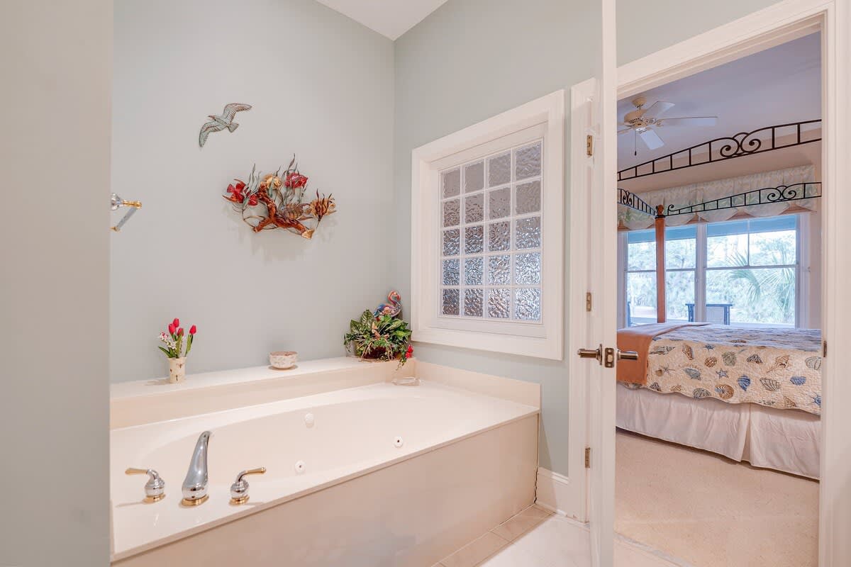 Primary Full Bathroom, En Suite