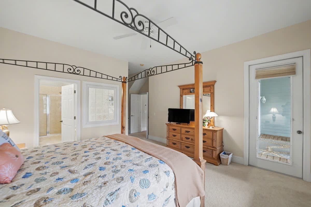 1st Level Primary Bedroom with King Bed and Full En Suite Bathroom