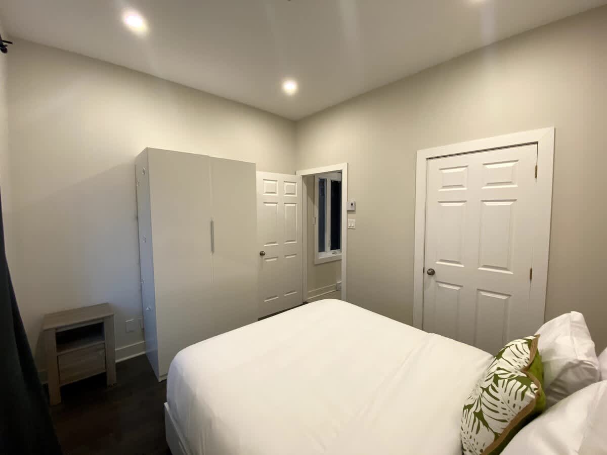 Apartment Furnished 1 Bedroom St-Denis 2-4133 3