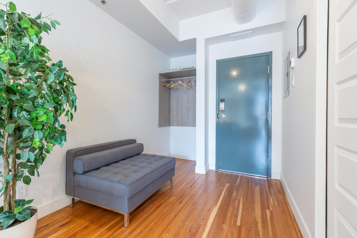 Bright Studio Downtown 203 6