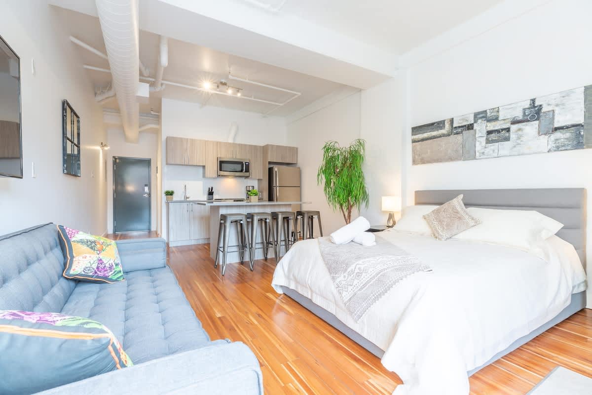 Modern Studio Downtown 202