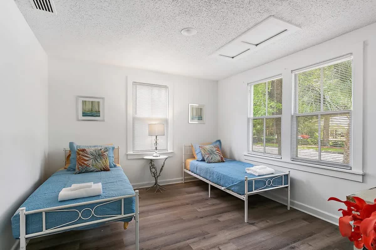 Orange Door Bungalow- Central, Cozy, 3BR — photo 2