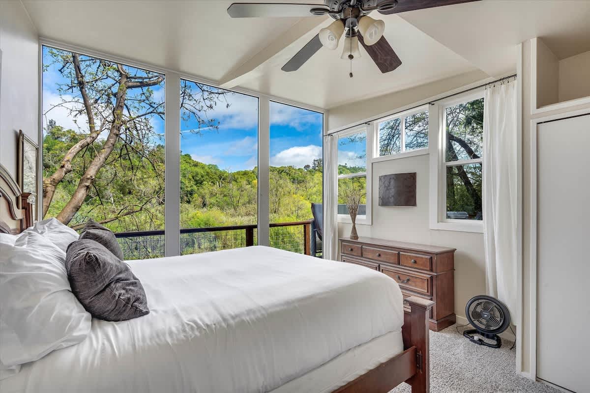 River View Lodge Hot Tub and Tastings Included