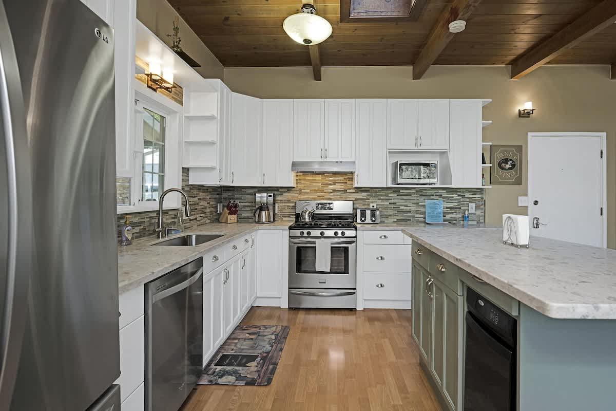 River View Lodge Hot Tub and Tastings Included 4