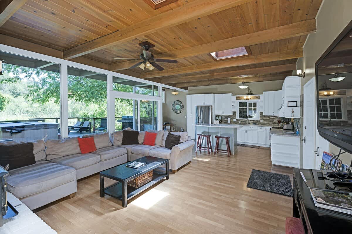 River View Lodge Hot Tub and Tastings Included 5