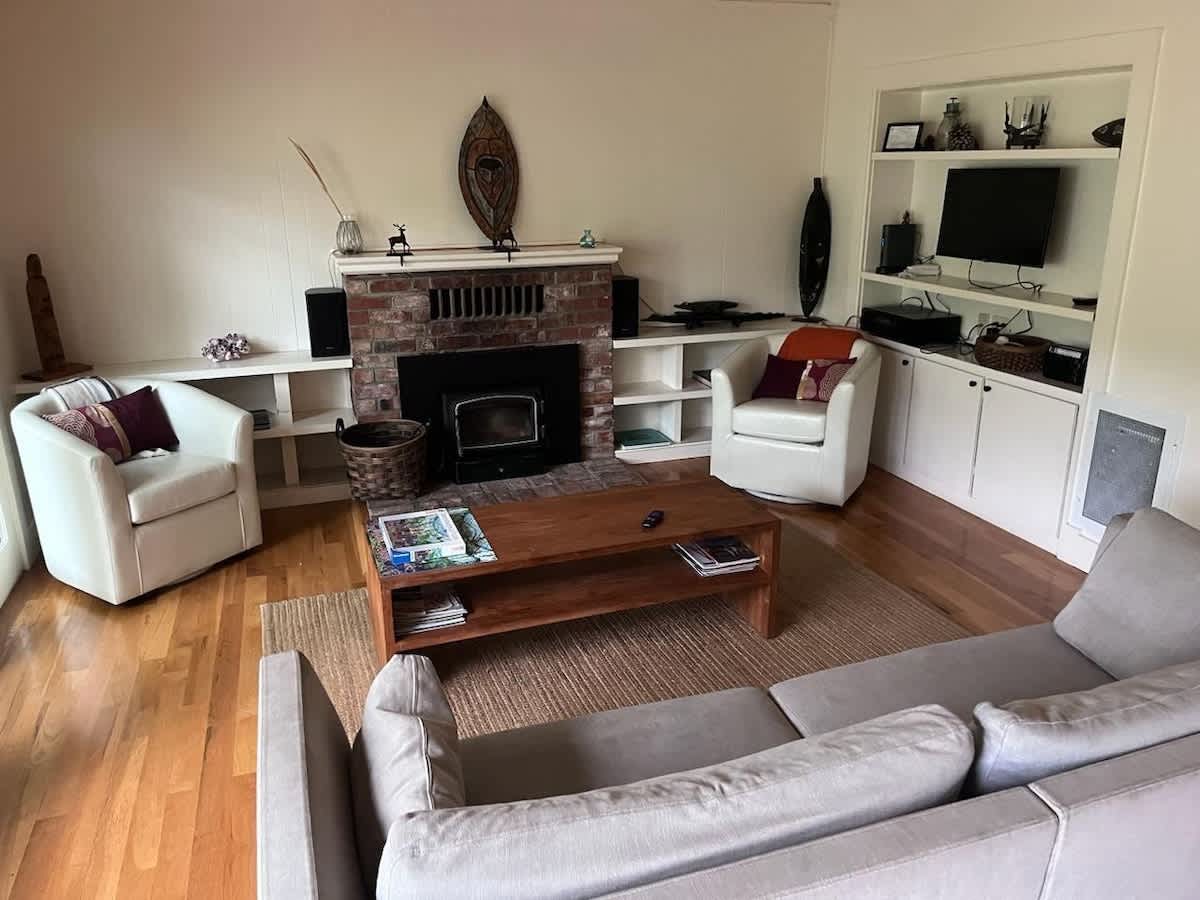 Redwood Riverfront Hot Tub and Tastings Included 4