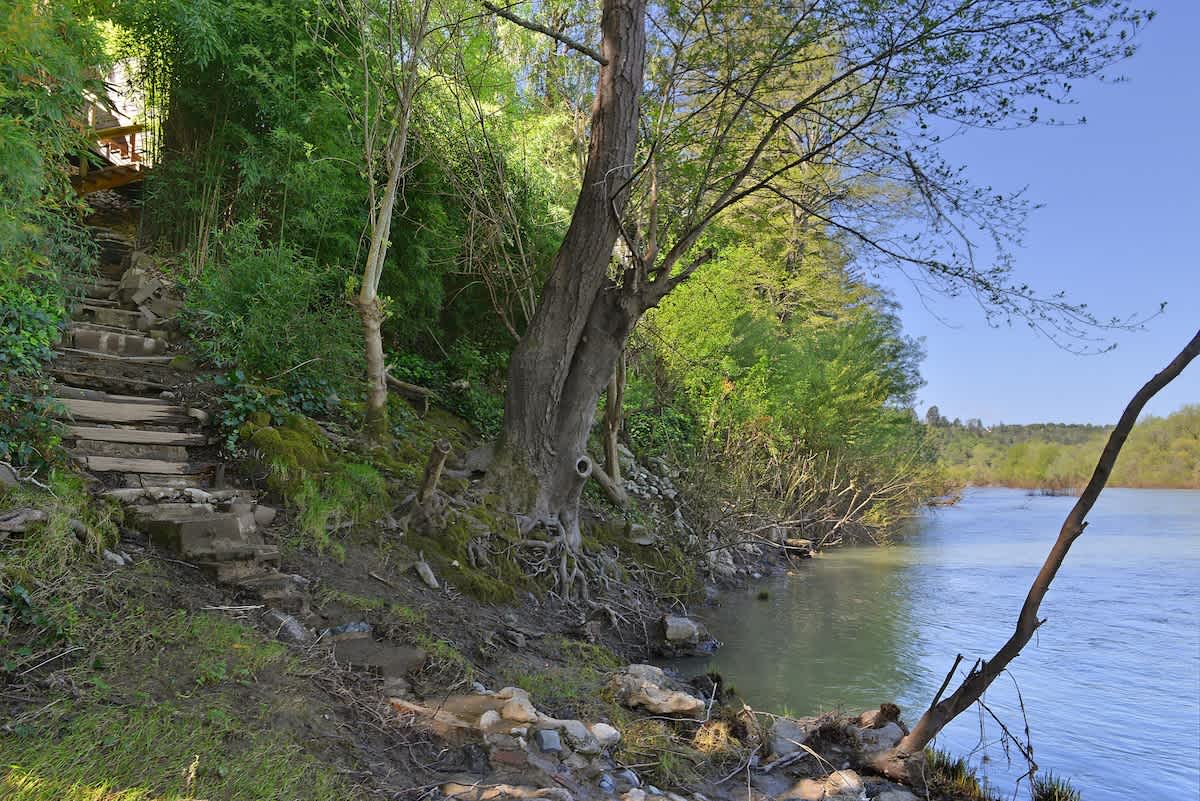 Redwood Riverfront Hot Tub and Tastings Included 5